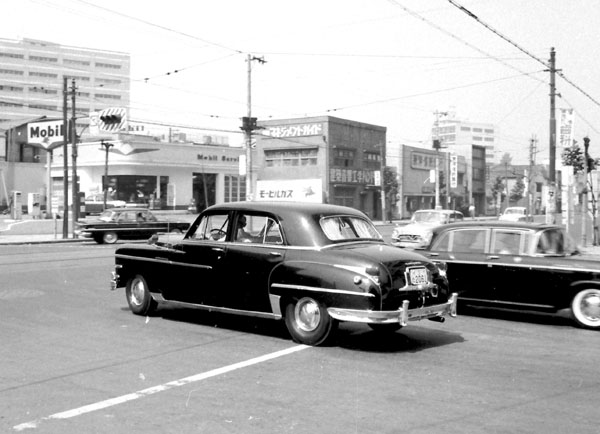 49-1b  153-60b 1949 Chrysle  4dr Sedan.jpg